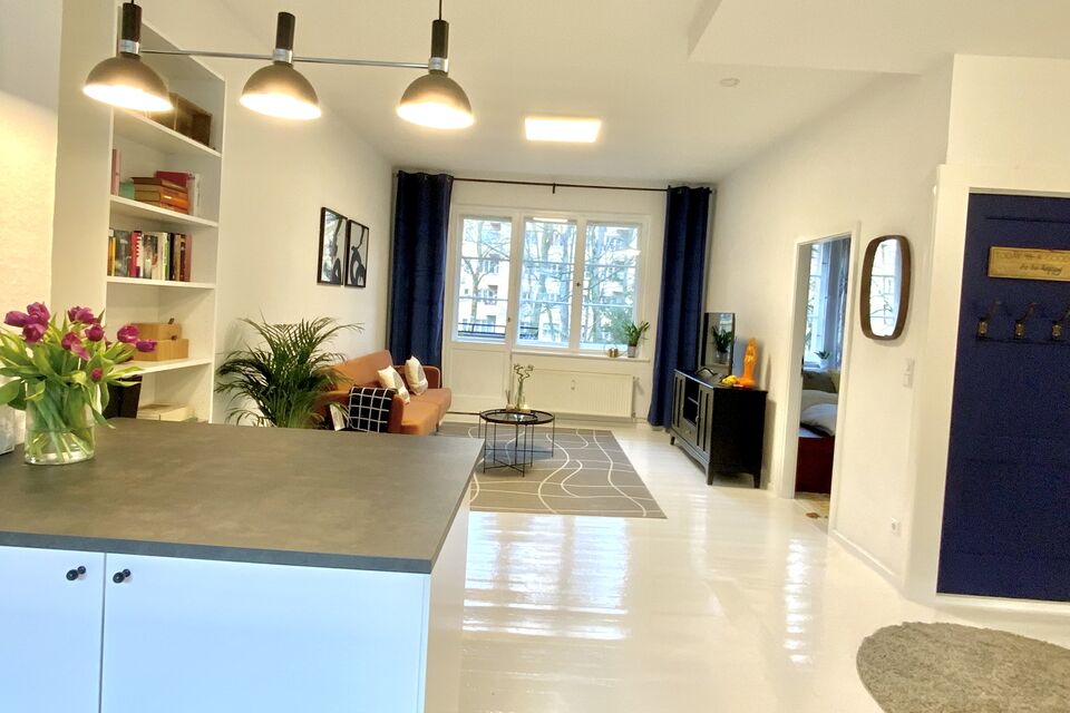 Möblierte Wohnung, Wohnzimmer mit offener Küche in Berlin Pankow