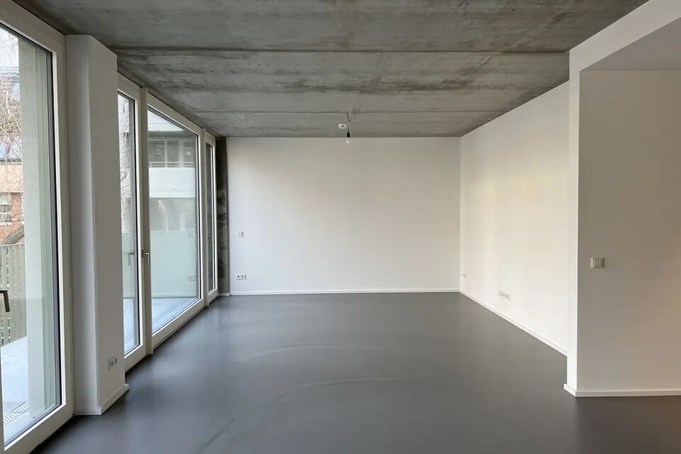 Apartment, living room with concrete ceiling in Berlin Wilmersdorf