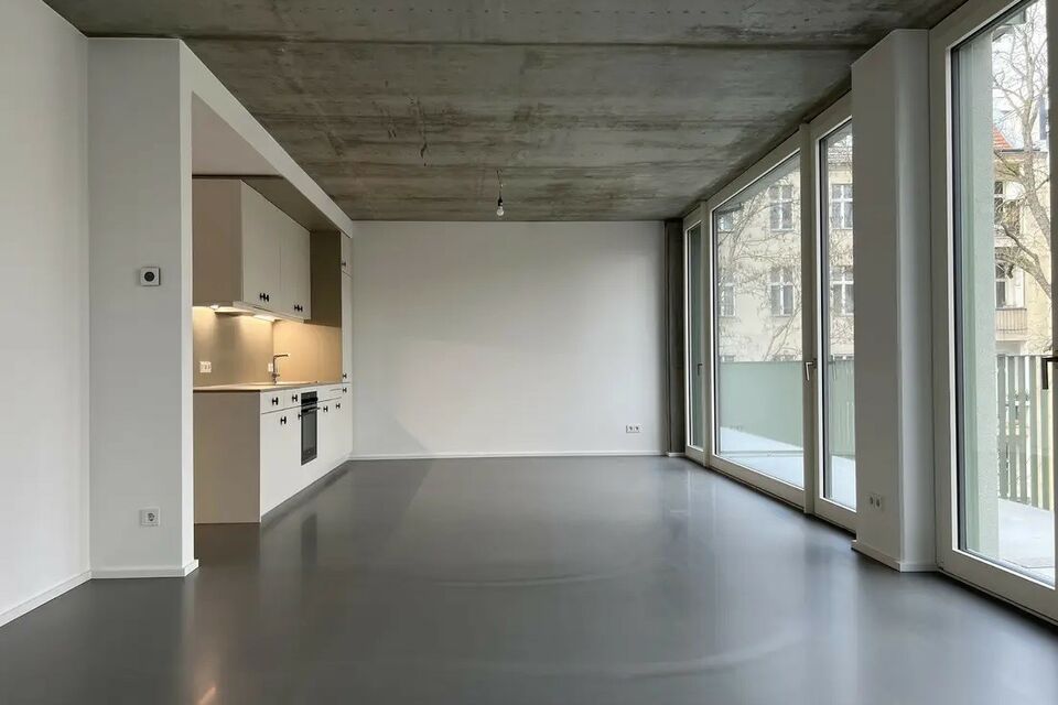 Apartment, living room with concrete ceiling in Berlin Wilmersdorf