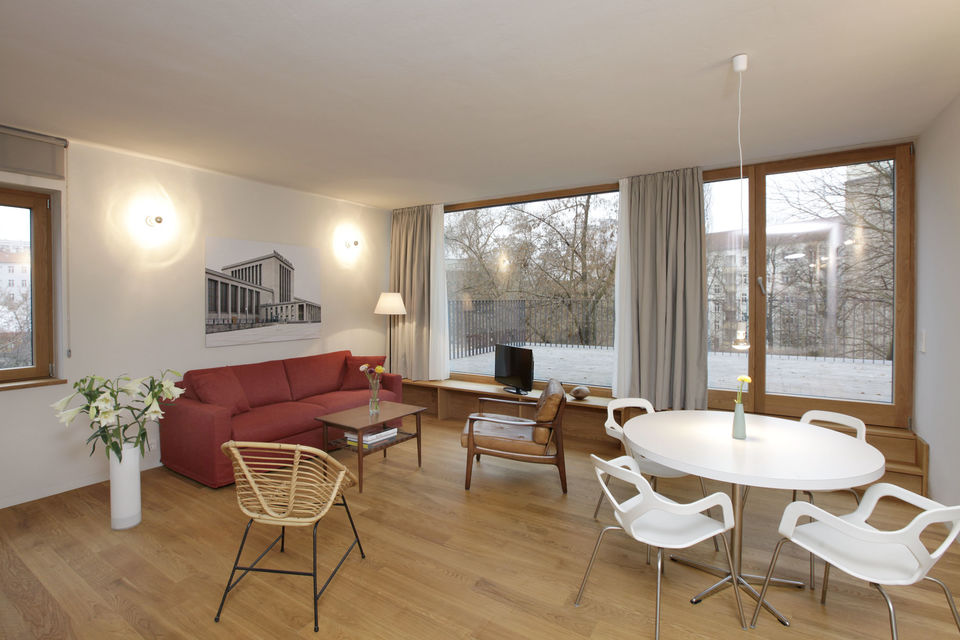 Möblierte Wohnung, Wohnzimmer mit großzügigen Fenstern in Berlin Friedrichshain