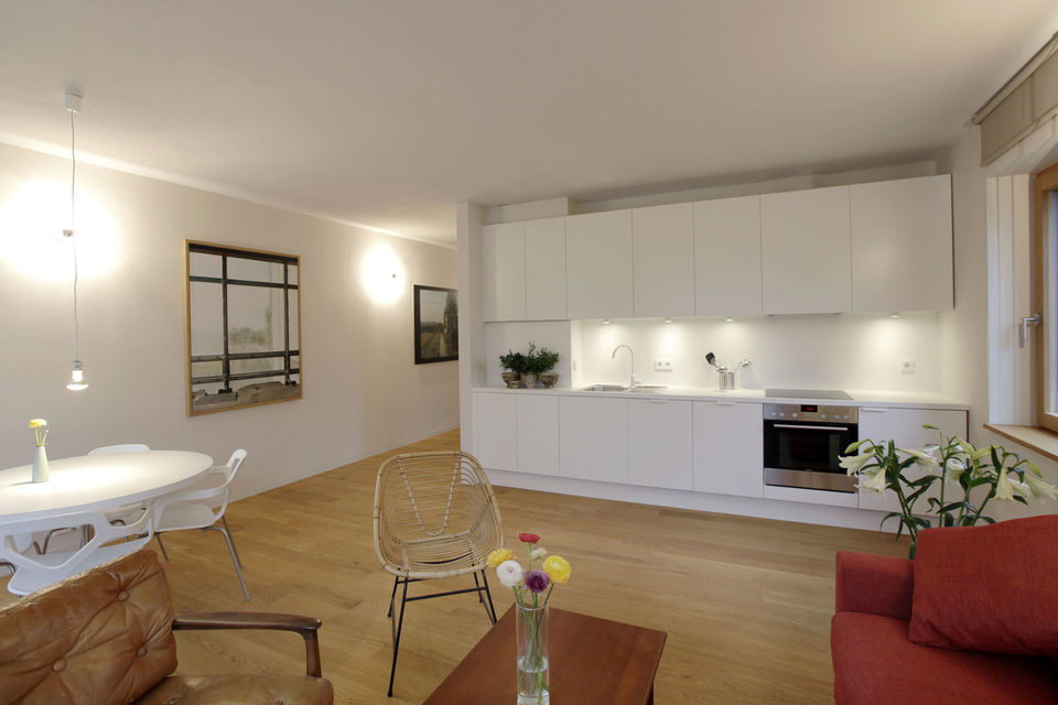 Möblierte Wohnung, Wohnzimmer mit offener Küche in Berlin Friedrichshain