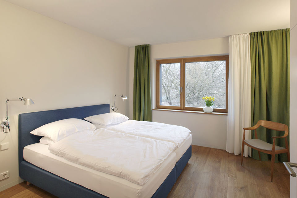 Möblierte Wohnung, Schlafzimmer 1 mit Doppelbett in Berlin Friedrichshain
