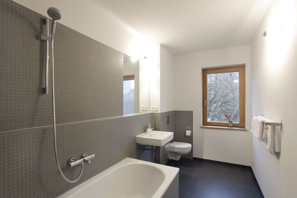 Möblierte Wohnung, Badezimmer 1 mit Badewanne und Dusche in Berlin Friedrichshain