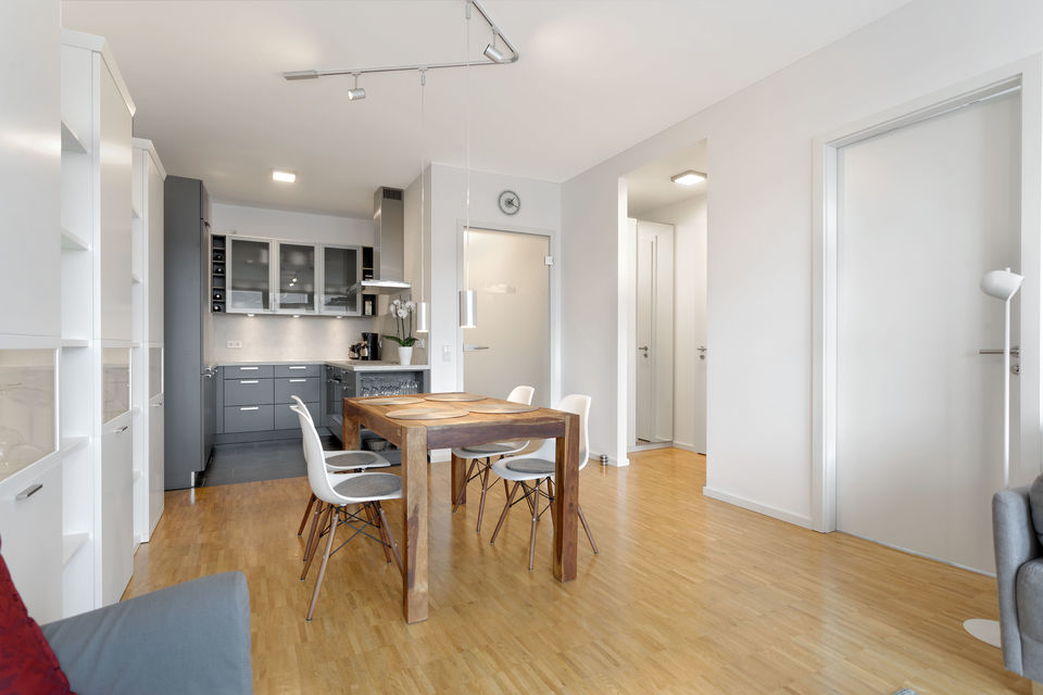 Möblierte Wohnung, Esszimmer mit Holztisch in Berlin Friedrichshain