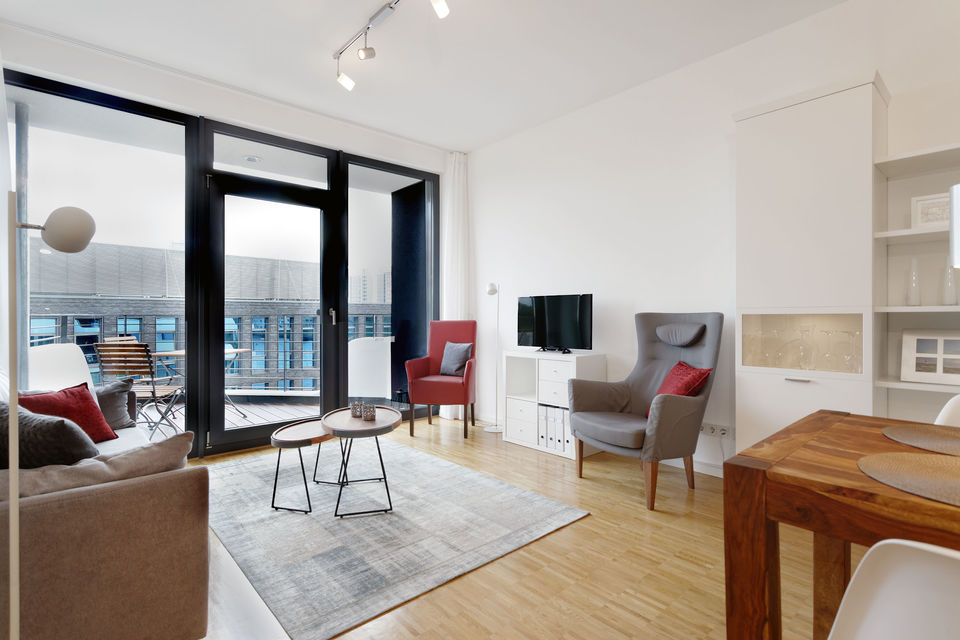 Möblierte Wohnung, Wohnzimmer mit Balkonblick in Berlin Friedrichshain