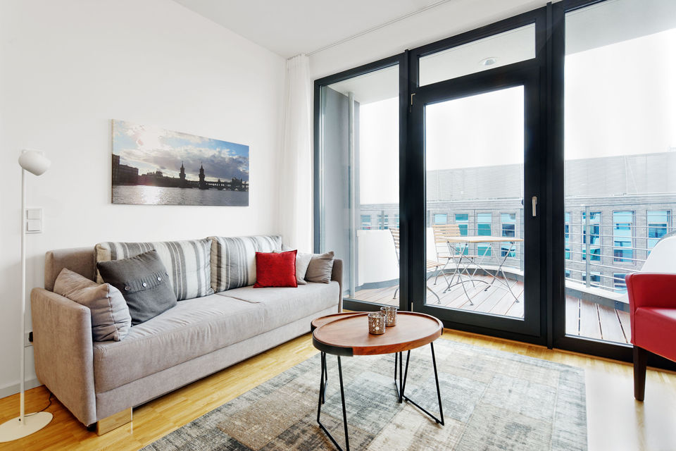 Möblierte Wohnung, Wohnzimmer mit Balkonblick in Berlin Friedrichshain