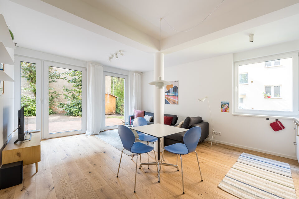 Möblierte Wohnung, Wohnzimmer mit Terrassenzugang in Berlin Kreuzberg