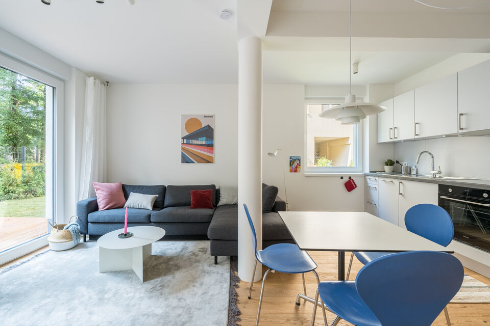 Möblierte Wohnung, Wohnzimmer mit offener Küche in Berlin Kreuzberg
