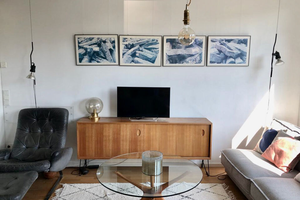 Möblierte Wohnung, Wohnzimmer mit Vintage-Sideboard in Berlin Pankow