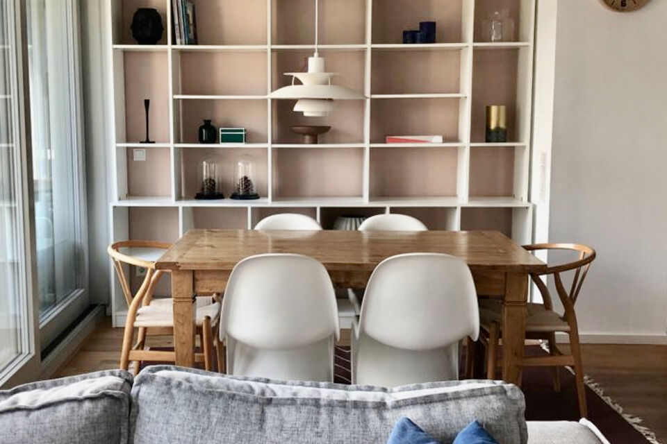 Möblierte Wohnung, Esszimmer mit Wandregalen in Berlin Pankow