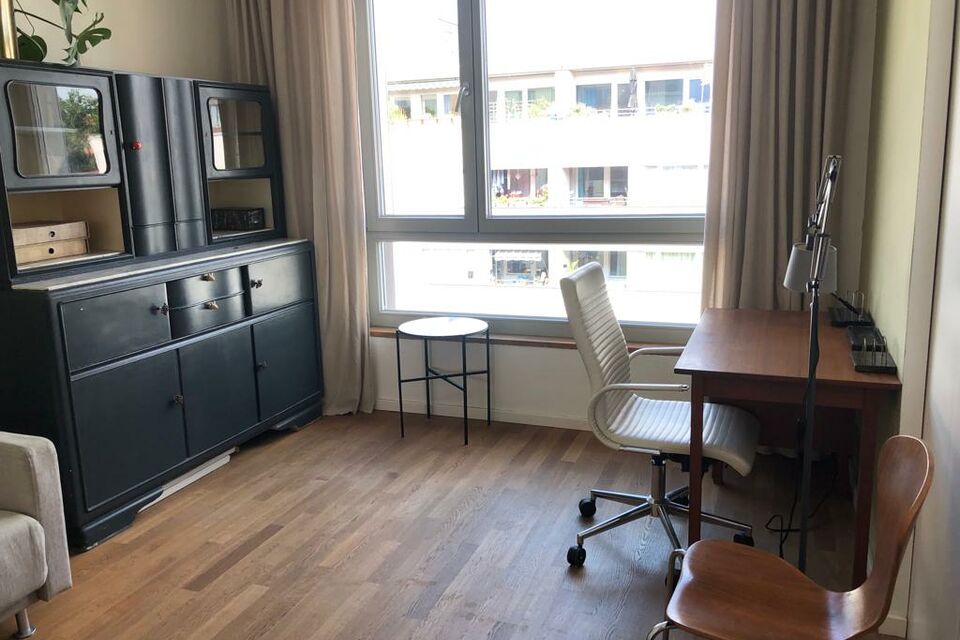 Möblierte Wohnung, Wohnzimmer mit Arbeitsplatz in Berlin Pankow