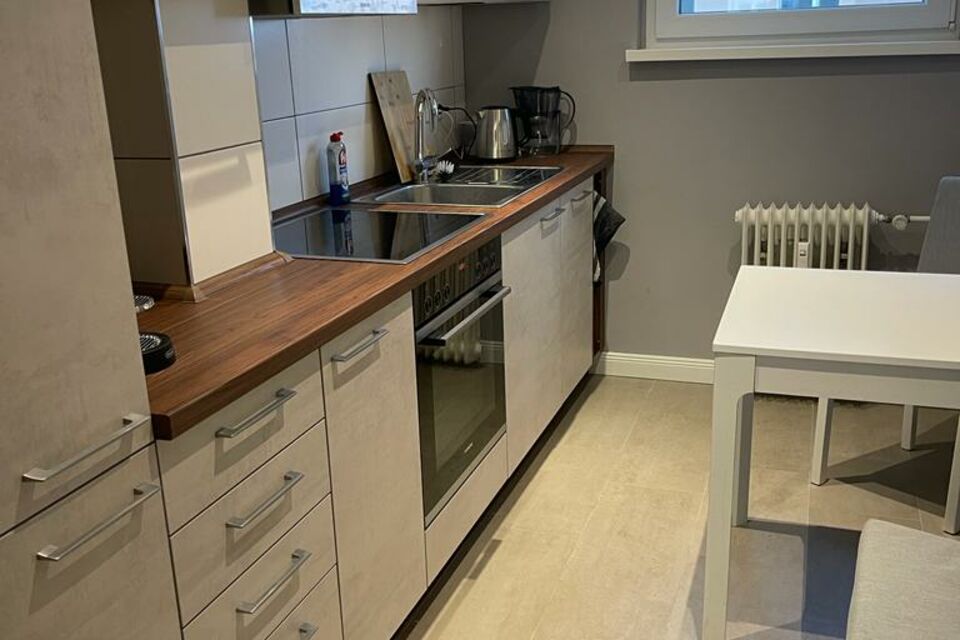 Möblierte Wohnung, Küche mit Holzarbeitsplatte in Berlin Wilmersdorf