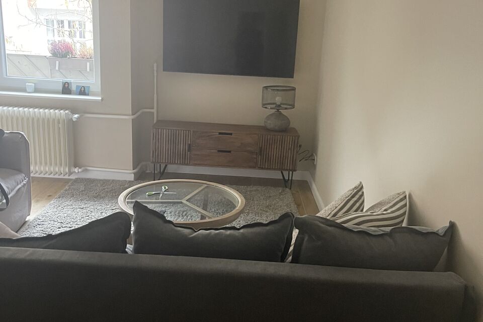Möblierte Wohnung, Wohnzimmer mit Ecksofa in Berlin Wilmersdorf