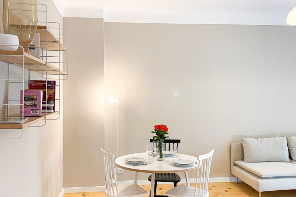 Furnished apartment, living room with dining table in Berlin Pankow