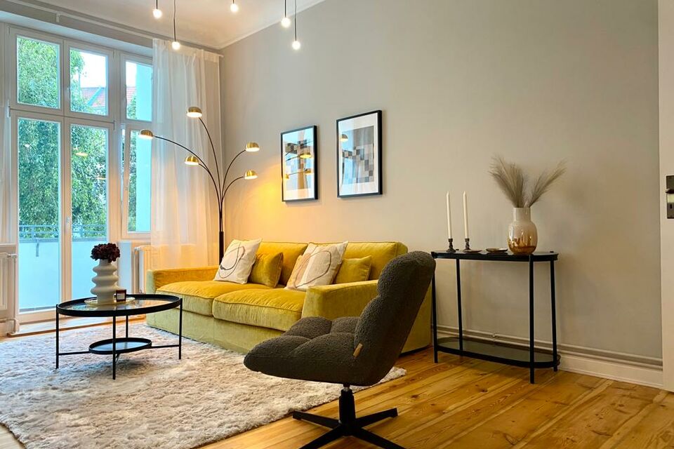 Möblierte Wohnung, Wohnzimmer mit gelbem Sofa in Berlin Charlottenburg