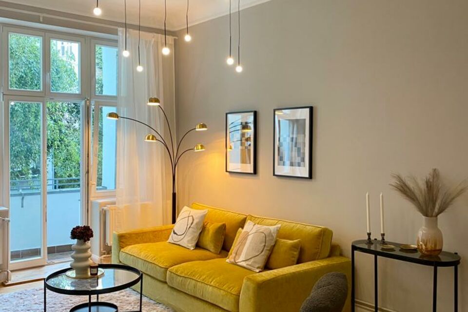 Möblierte Wohnung, Wohnzimmer mit gelbem Sofa in Berlin Charlottenburg