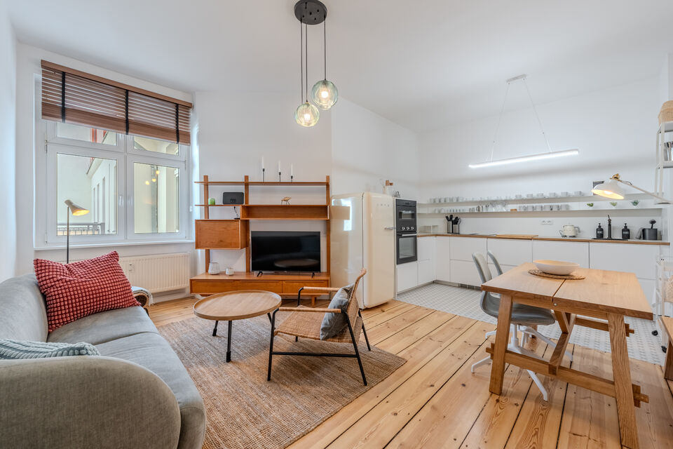 Möblierte Wohnung, Wohnzimmer mit Holzdielen in Berlin Friedrichshain