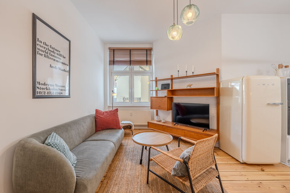 Möblierte Wohnung, Wohnzimmer mit Retro-Holzmöbeln in Berlin Friedrichshain