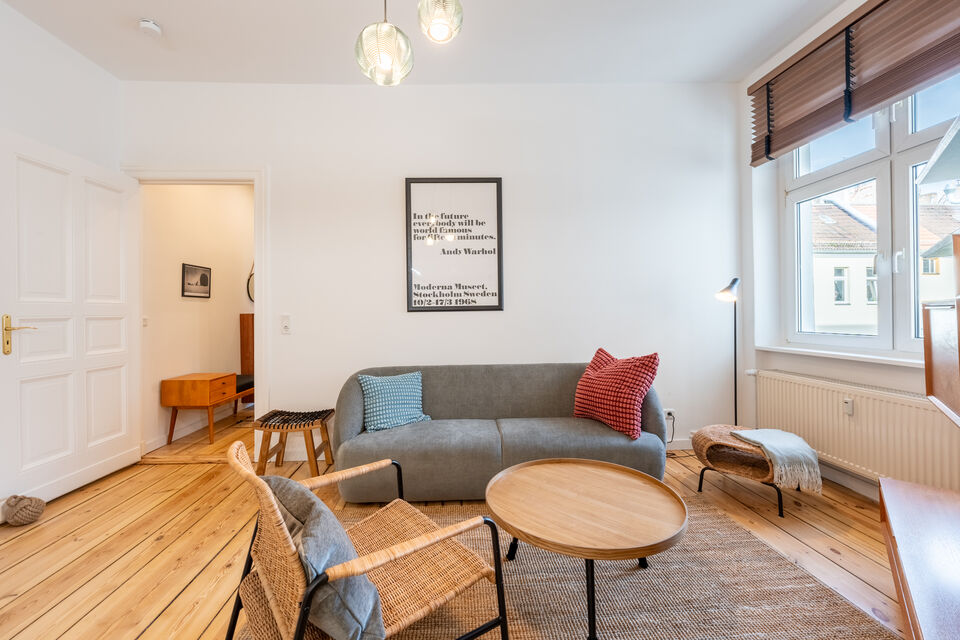 Möblierte Wohnung, Wohnzimmer mit Holzparkett in Berlin Friedrichshain