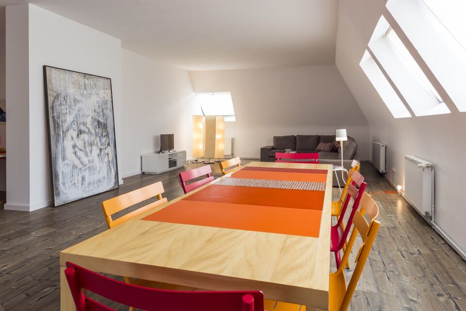Möblierte Wohnung, Esszimmer mit Dachfenstern in Berlin Dahlem