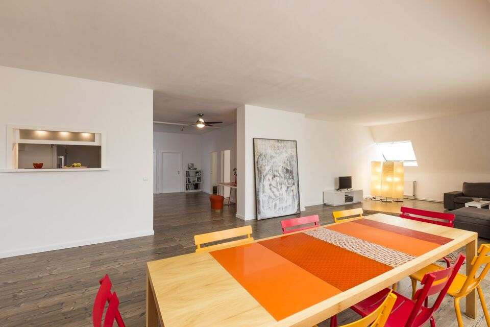Möblierte Wohnung, Esszimmer mit orangefarbener Tischplatte in Berlin Dahlem