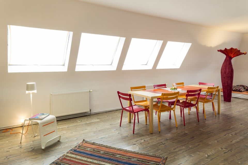 Möblierte Wohnung, Esszimmer mit Dachfenstern in Berlin Dahlem
