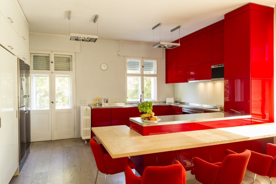 Furnished apartment, kitchen with red lacquer cabinets in Berlin Dahlem