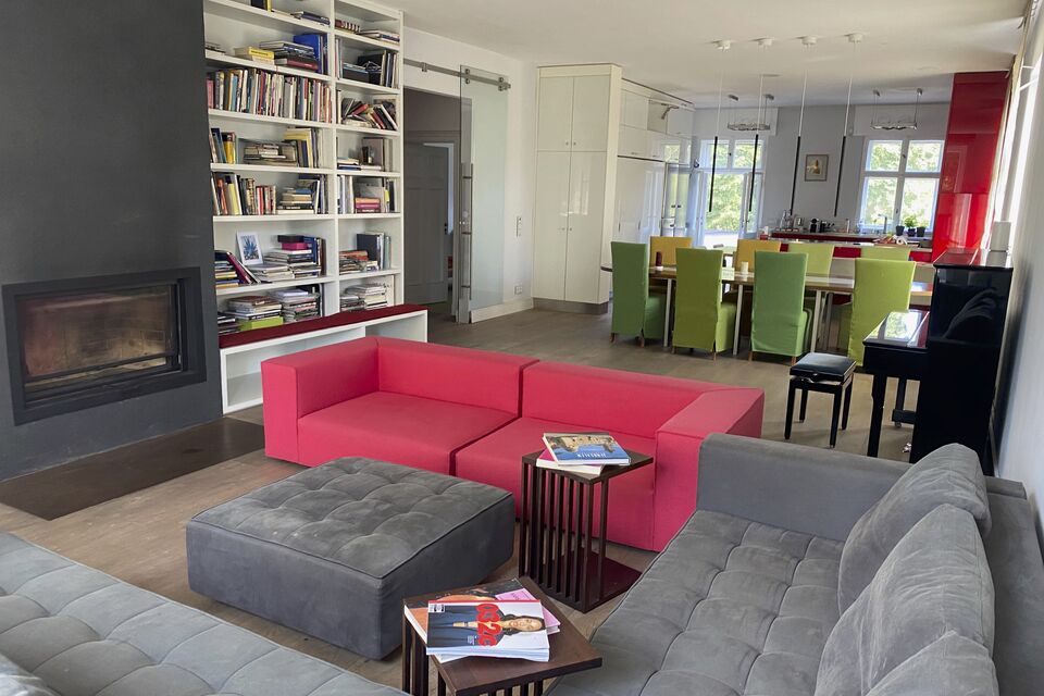 Furnished apartment, living room with pink designer sofa in Berlin Dahlem