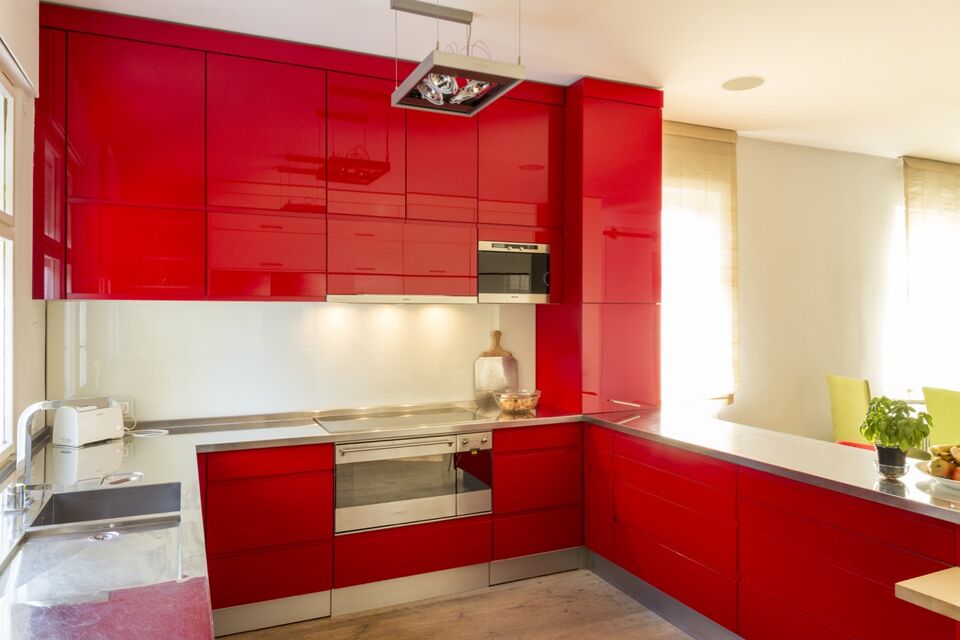Furnished apartment, kitchen with red lacquer cabinets in Berlin Dahlem
