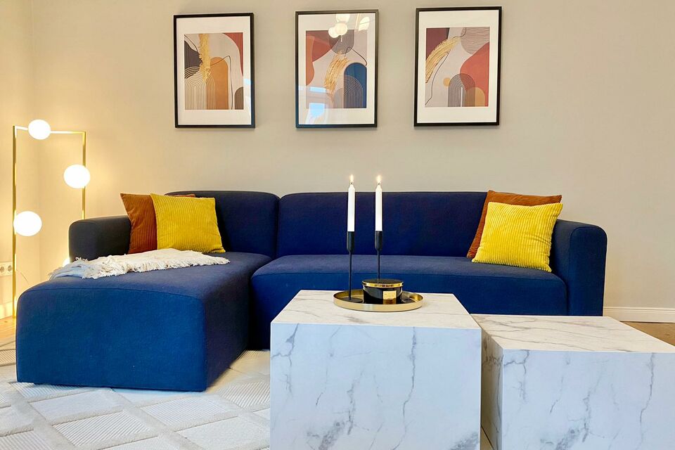 Möblierte Wohnung, Wohnzimmer mit blauem Ecksofa in Berlin Charlottenburg
