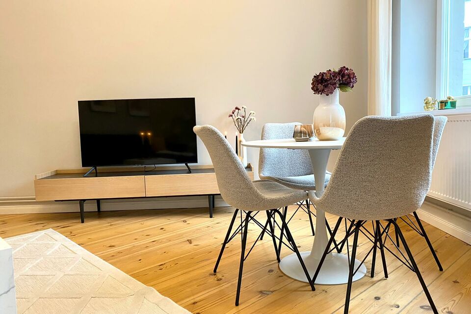 Möblierte Wohnung, Wohnzimmer mit Esstisch in Berlin Charlottenburg