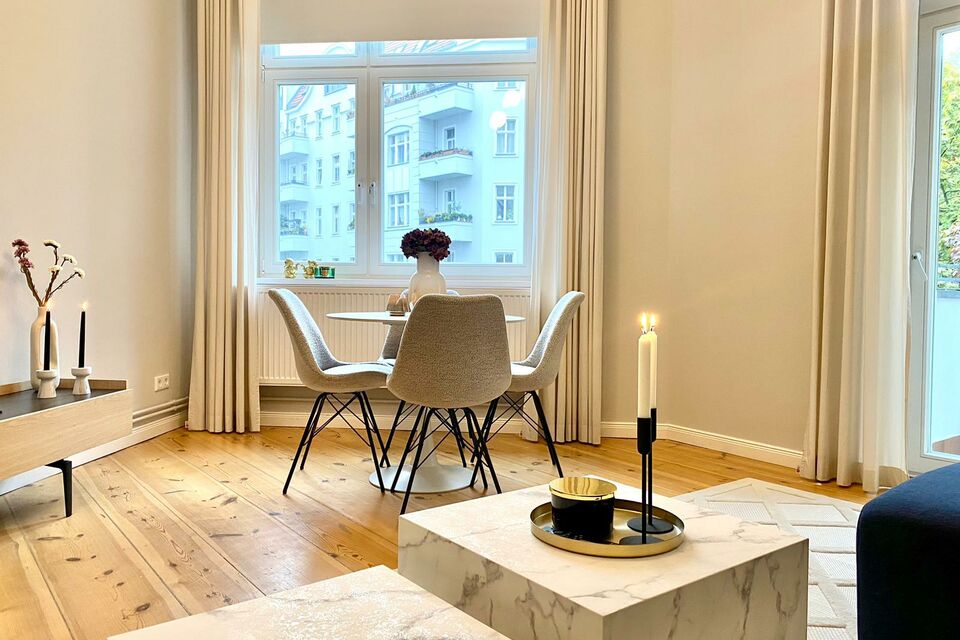 Möblierte Wohnung, Wohnzimmer mit Fensterfront in Berlin Charlottenburg