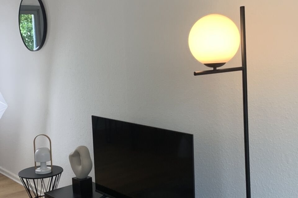 Möblierte Wohnung, Wohnzimmer mit moderner Kugelleuchte in Berlin Treptow-Köpenick