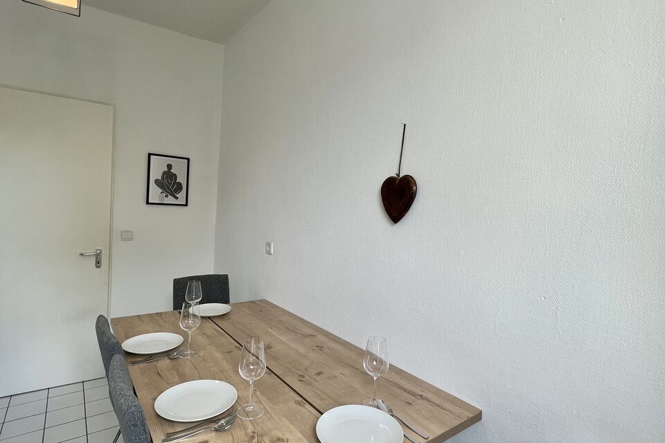 Möblierte Wohnung, Esszimmer mit Holztisch in Berlin Friedrichshain