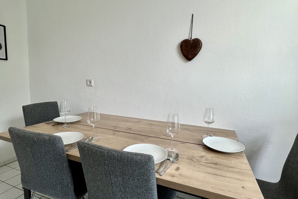 Möblierte Wohnung, Esszimmer mit Holztisch in Berlin Friedrichshain
