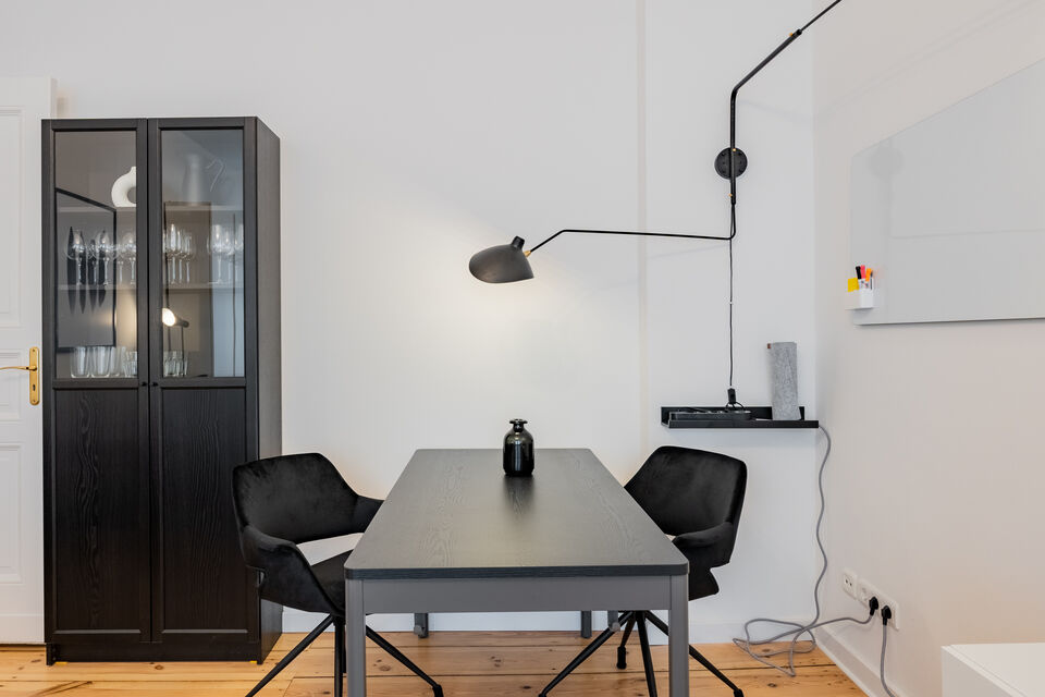 Möblierte Wohnung, Esszimmer mit Designer-Pendelleuchte in Berlin Friedrichshain