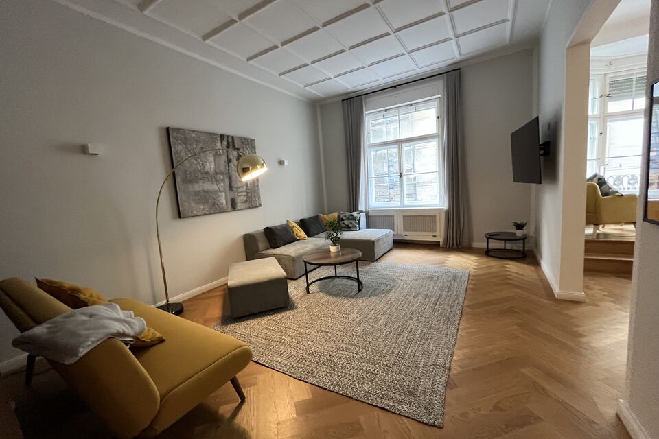 Möblierte Wohnung, Wohnzimmer mit Holzparkett in München Ludwigsvorstadt