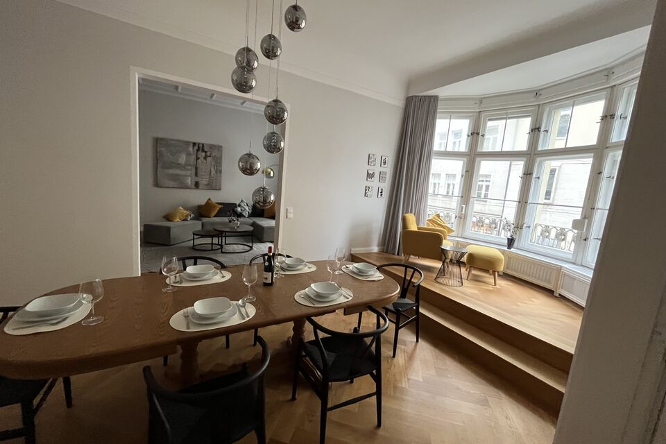 Möblierte Wohnung, Esszimmer mit Panoramafenstern in München Ludwigsvorstadt