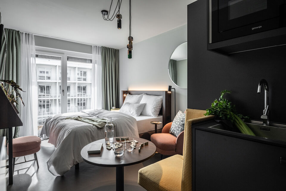 Serviced apartment, bedroom with balcony view in München Neuperlach