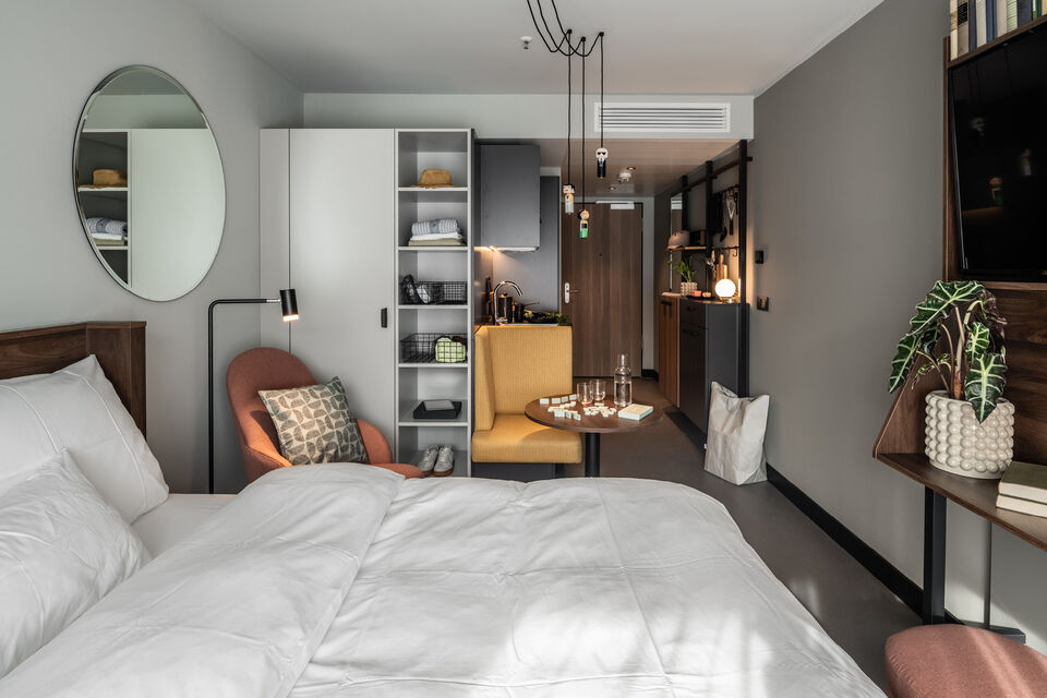 Serviced apartment, bedroom with integrated workspace in München Neuperlach