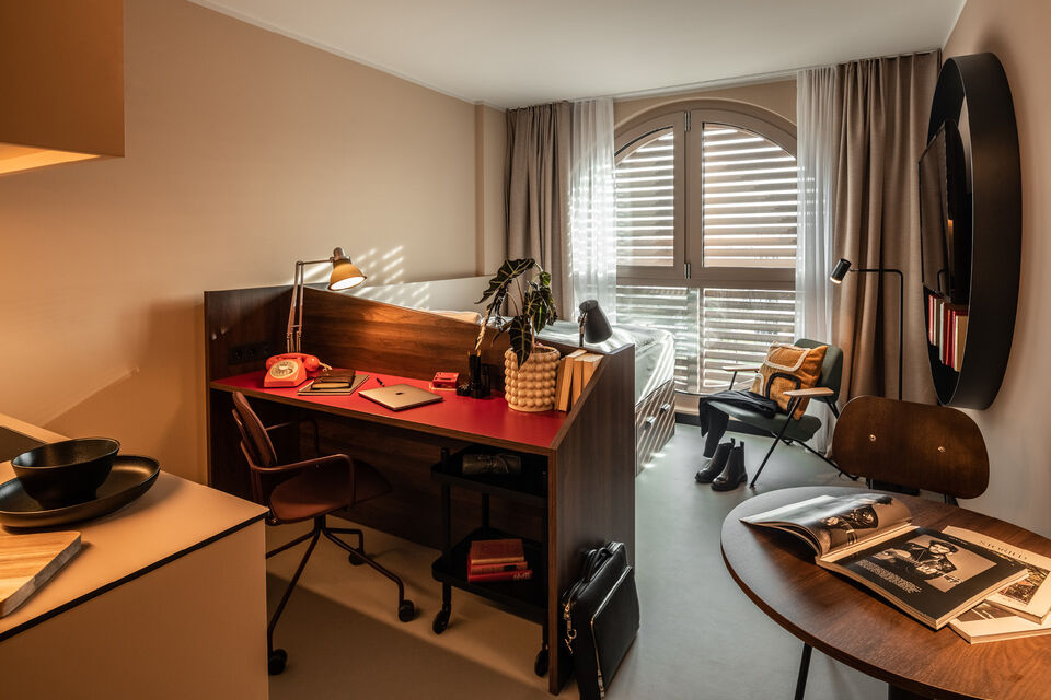Serviced apartment, bedroom with workspace in München Neuperlach