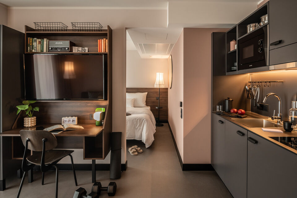 Serviced Apartment, Schlafzimmer mit integriertem Arbeitsbereich in München Neuperlach