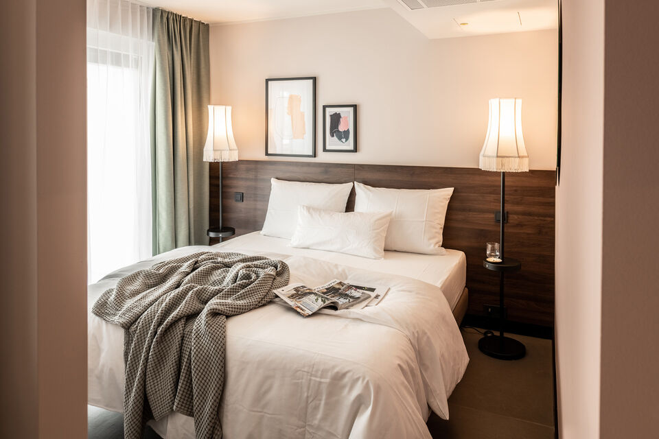 Serviced Apartment, Schlafzimmer mit Holzkopfteil in München Neuperlach
