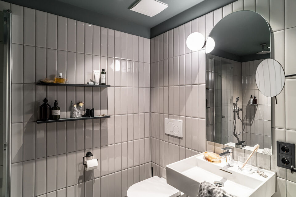 Serviced Apartment, Badezimmer 1 mit modernen Wandfliesen in München Neuperlach