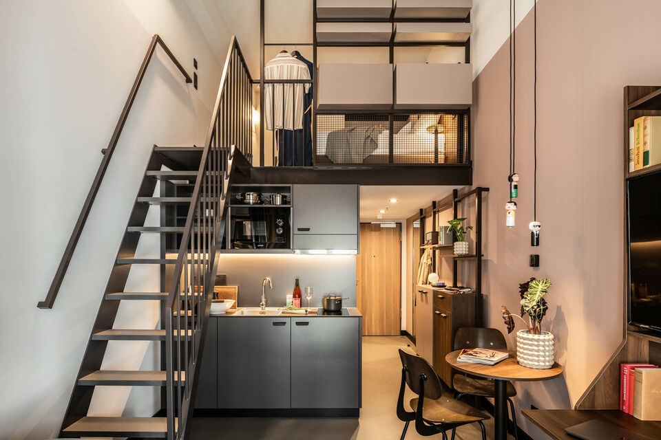 Serviced apartment, kitchen with mezzanine and staircase in München Neuperlach
