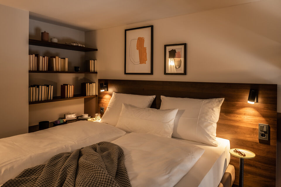 Serviced apartment, bedroom with integrated bookshelf in München Neuperlach