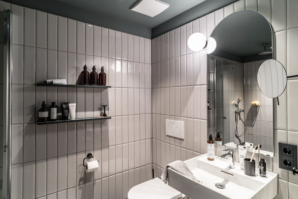 Serviced apartment, bathroom 1 with modern wall tiles in Munich Neuperlach