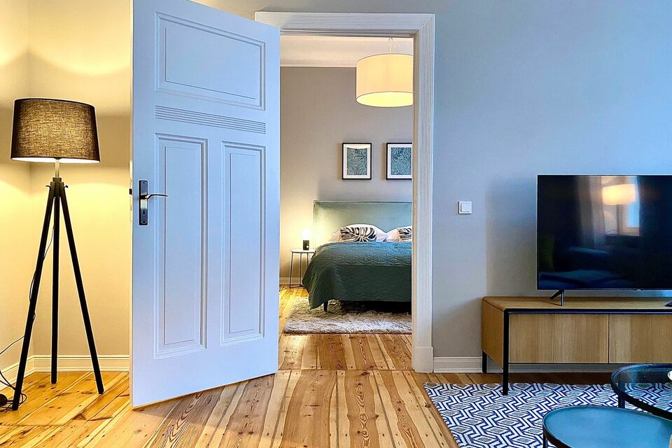 Möblierte Wohnung, Wohnzimmer mit Durchgang zum Schlafzimmer in Berlin Charlottenburg