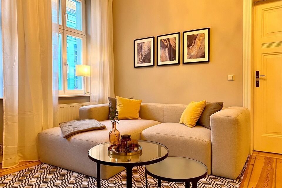 Möblierte Wohnung, Wohnzimmer mit Naturholzparkett in Berlin Charlottenburg