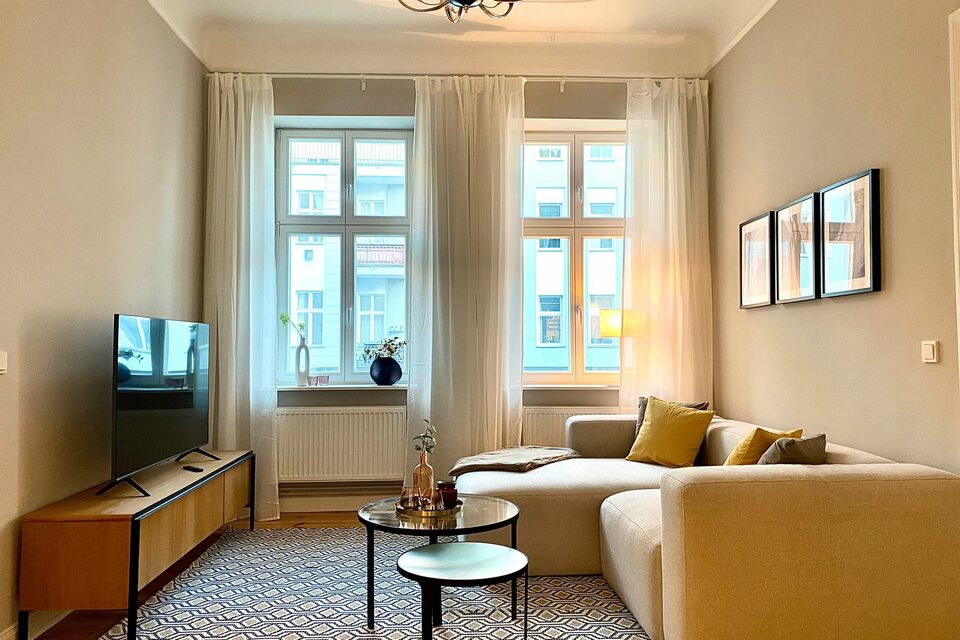 Möblierte Wohnung, Wohnzimmer mit hohen Fenstern in Berlin Charlottenburg